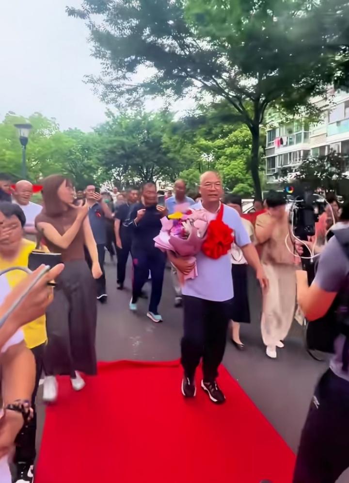 跨越五十八年终团圆！千里认亲看得人热泪盈眶
 
郑庆伟带着全家七口人，千里赶路来