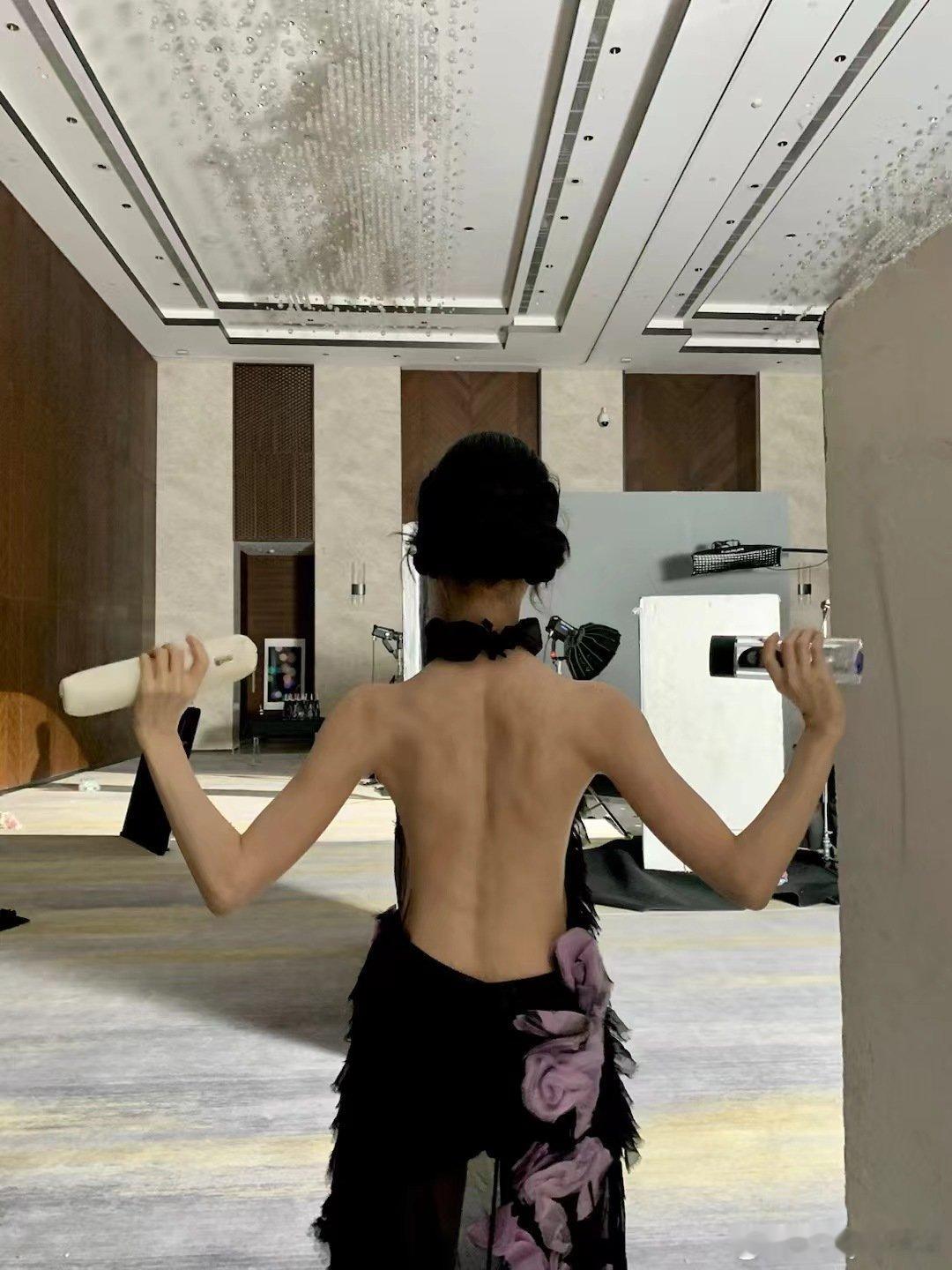#易梦玲背好薄##易梦玲背影杀# 易梦玲走秀造型，她这个贴骨的后背不是单靠瘦达成
