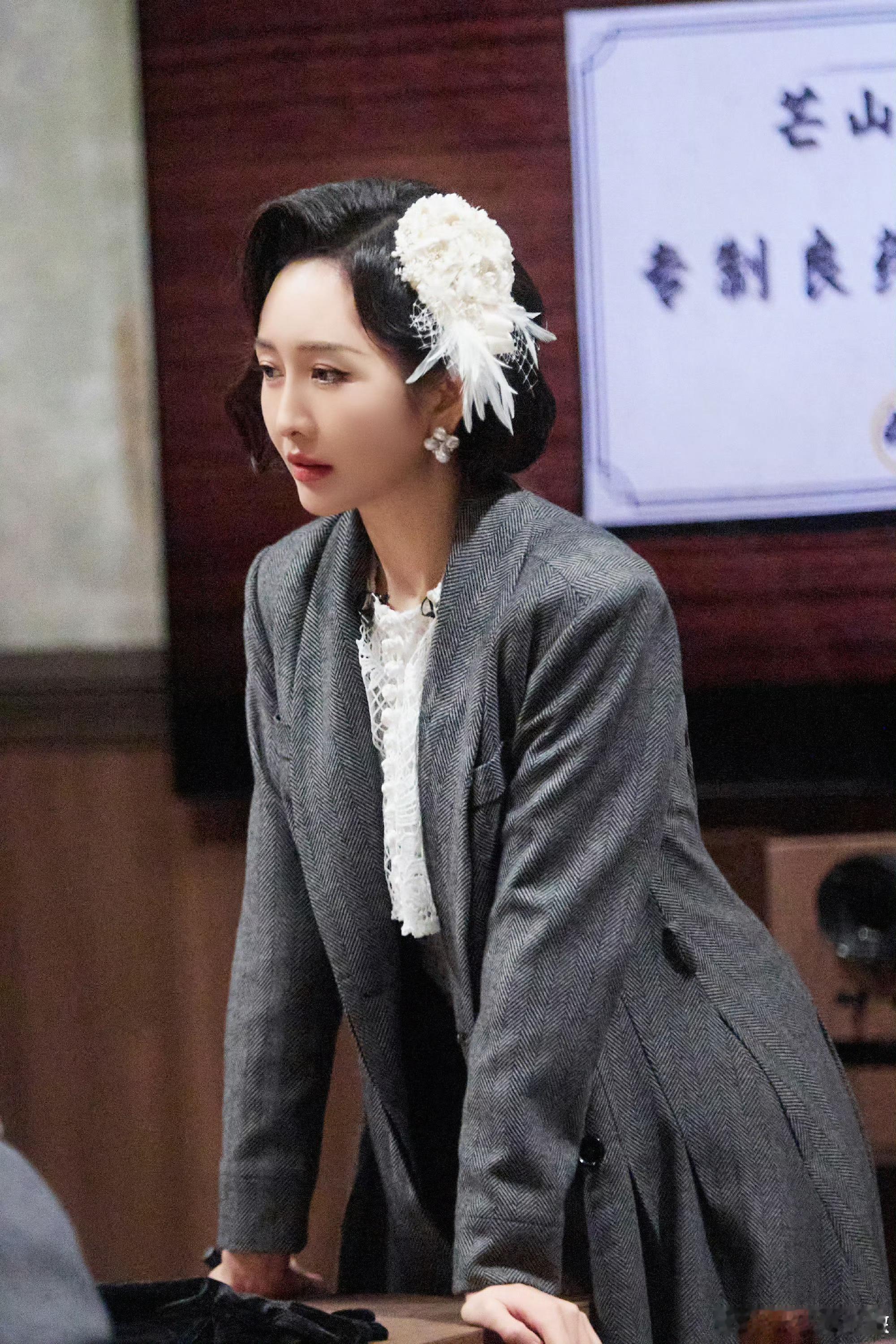 王鸥之郝小姐高清剧照大侦探王鸥这造型也太绝了，复古优雅又带点小心机，眼神全是戏，