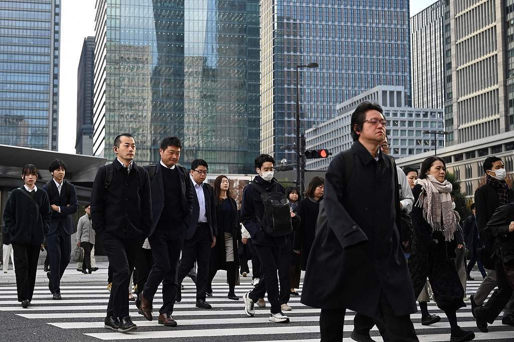 #日本人均实际工资连续4年负增长# 日本厚生劳动省9日发布数据显示，日本2025