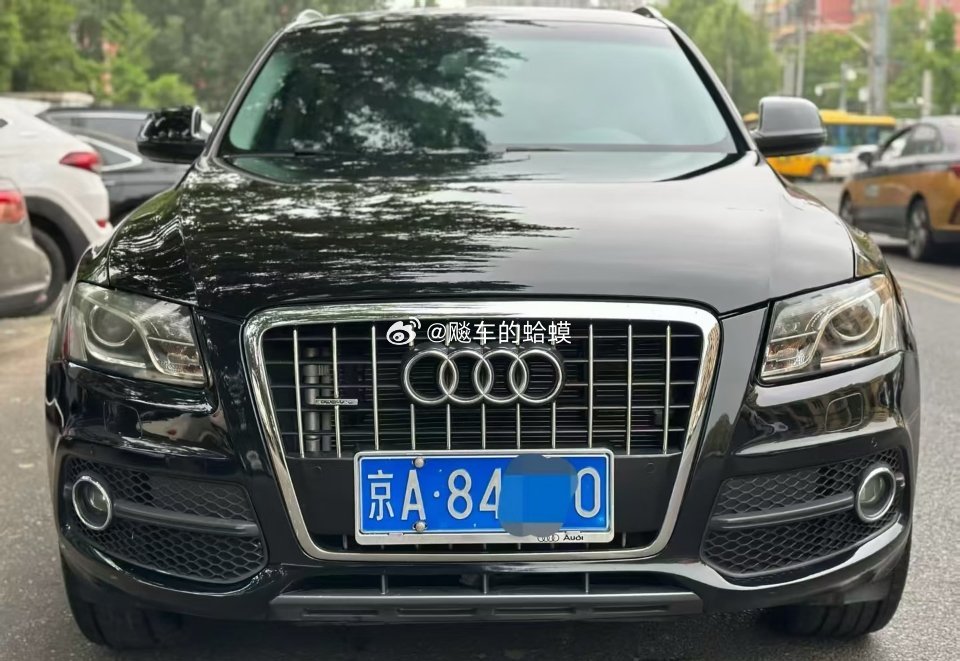 小红书 账号275932670在平台上卖的京A牌照“背户”小客车，前后号牌均为伪