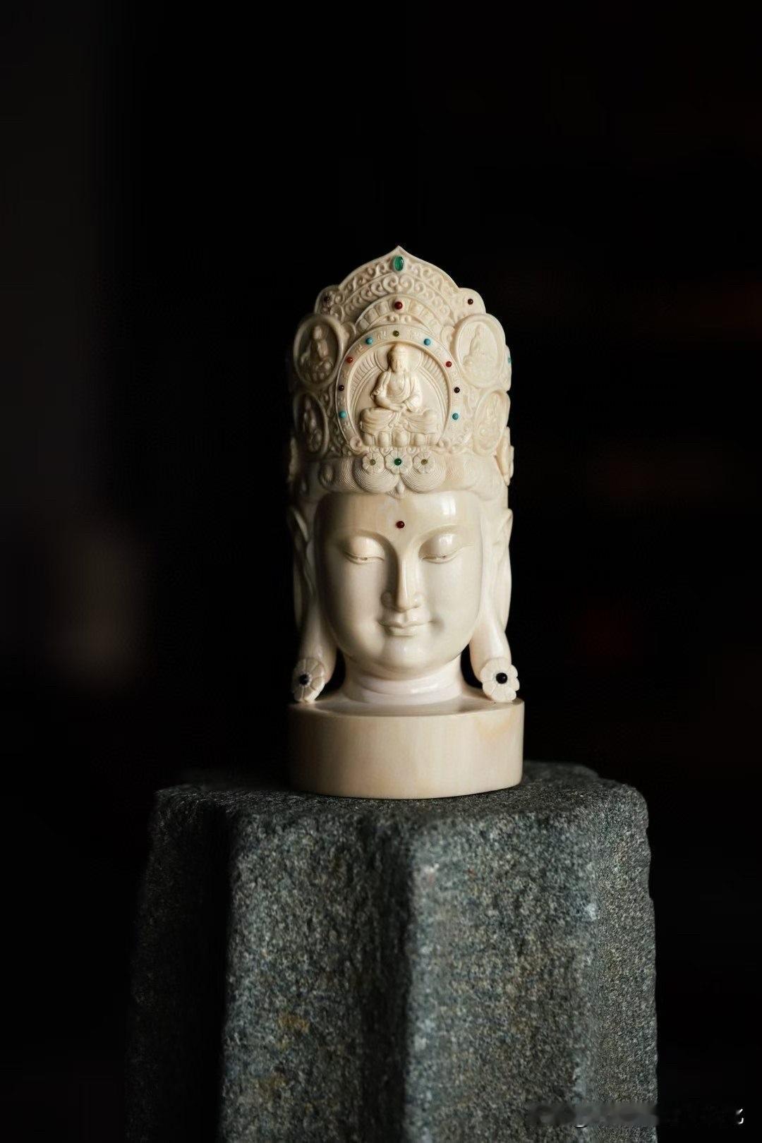 不是所有造像，都需要复杂。

这一尊佛首，反而越简单，越难。

猛犸牙的温润，把