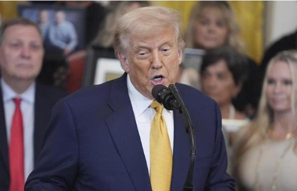 在与中国的博弈当中，美国似乎发现了一个铁律，那就是不和中国硬碰硬，自己在全世界就