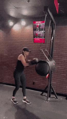 教练：哦，懂了，她是把沙包当成她的男朋友了吧？