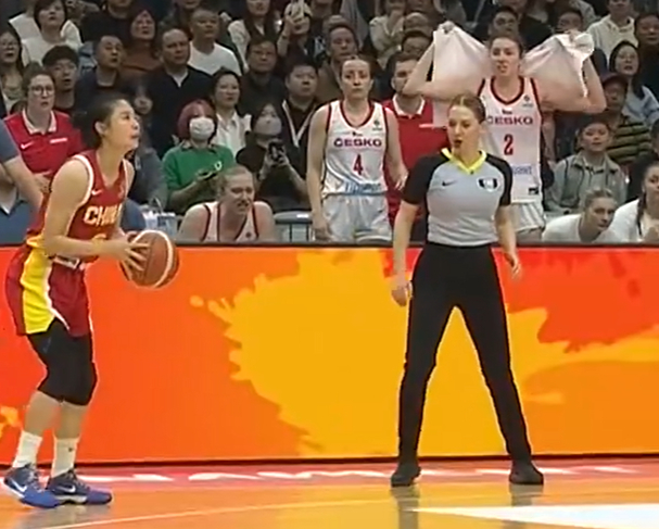 中国女篮战胜捷克女篮 恭喜年轻的中国女篮提前晋级2026女篮世界杯，王思雨在末节
