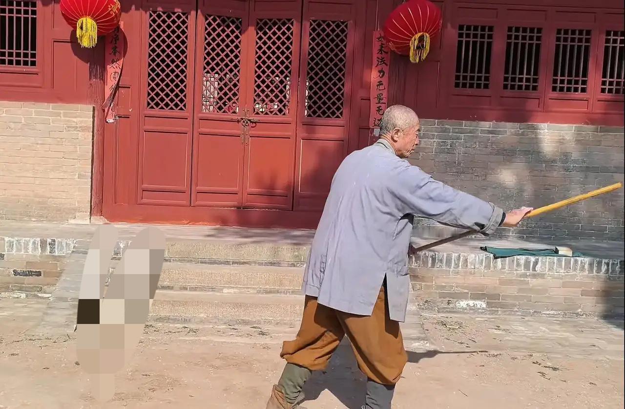 当和尚成了朝九晚五的正经职业

朋友总爱跟我唠她那当和尚的侄子，说这孩子把出家过