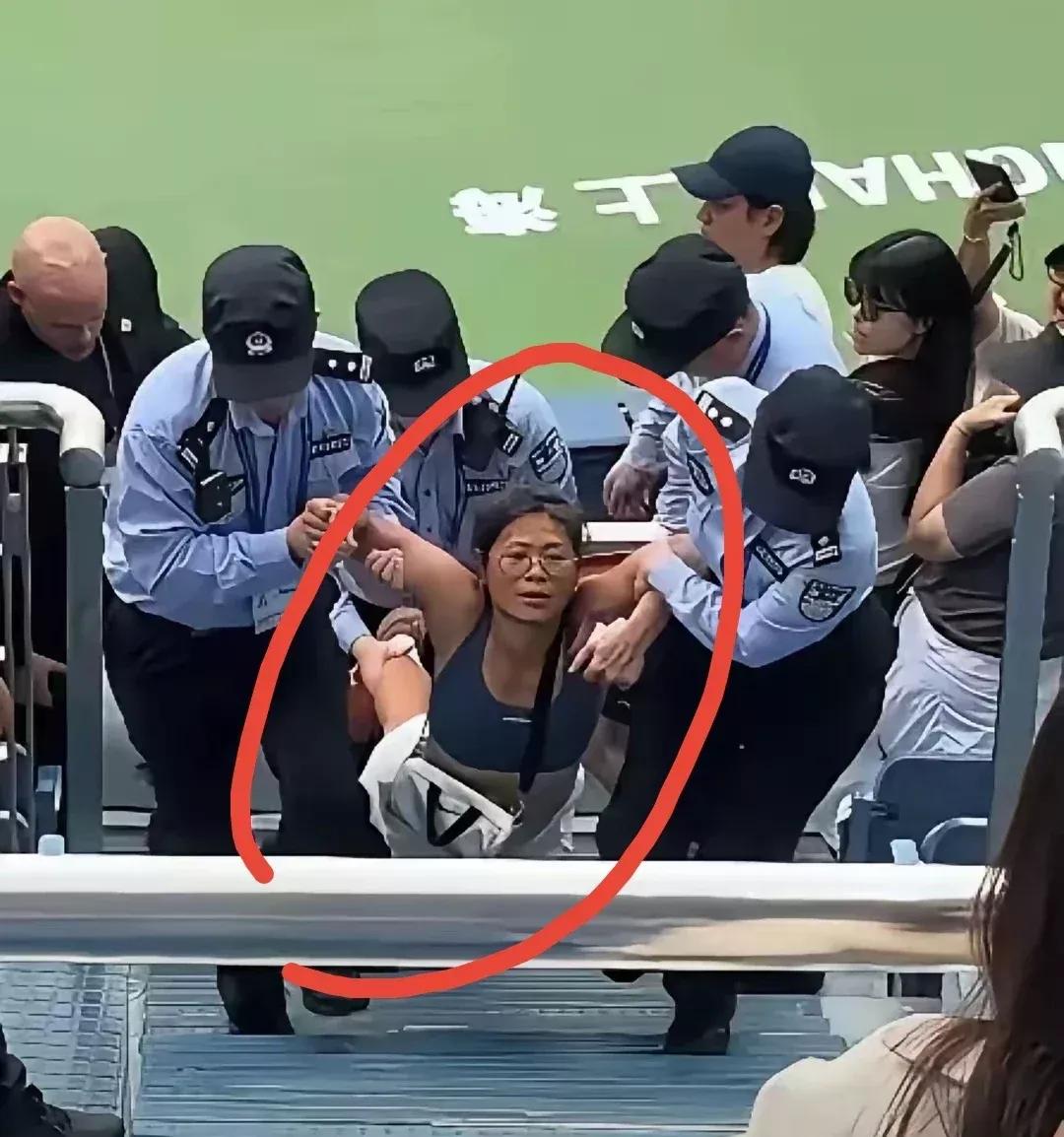 终于明白上海看球那女的为啥瞎叫了

既不是看球太激动，也不是喝多了耍酒疯，纯粹是