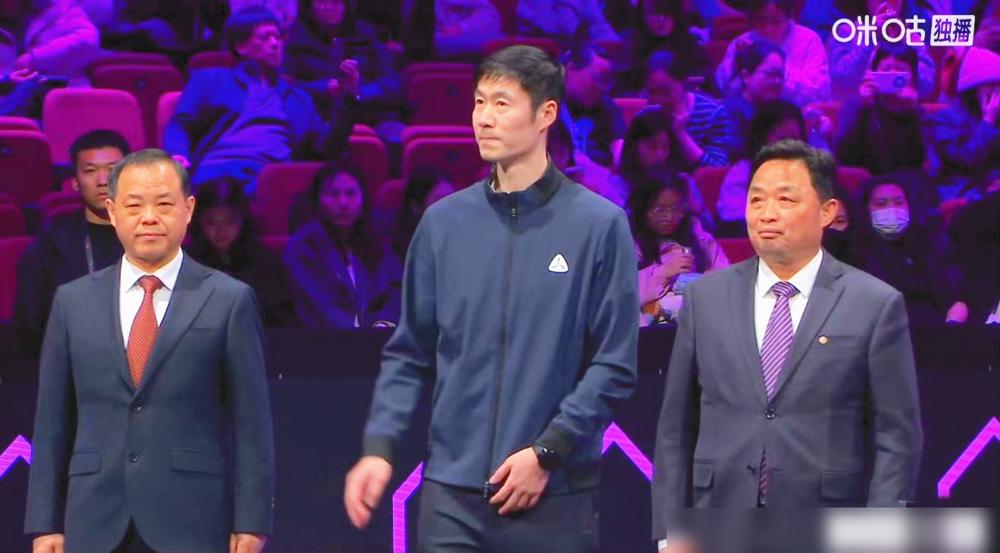 你敢信？重庆WTT大崩盘！国乒男女单全丢冠，王励勤颁奖时脸垮得能刮下霜
19岁