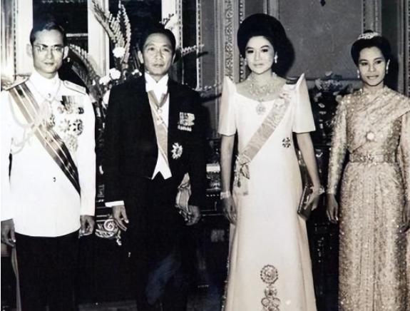 1986年，老马科斯与他的妻子带着300箱黄金和上百亿资产逃往美国。然而，刚抵达