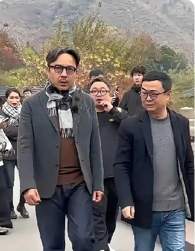 主持人汪涵是不是真的老了？还只有五十一岁的他，头发胡子都白了，额头上印有深深的皱