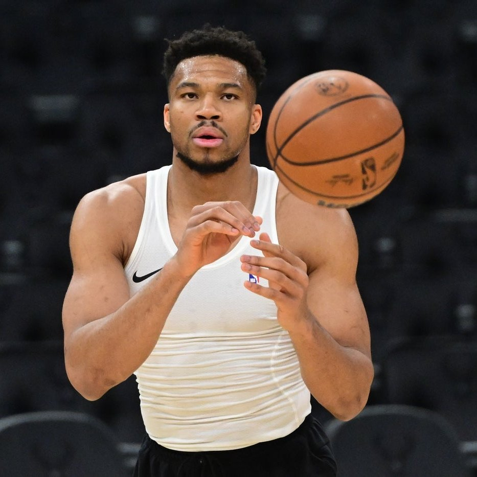 雄鹿休赛期必交易字母哥 根据Shams消息：“雄鹿将对有关字母哥的交易持开放态度