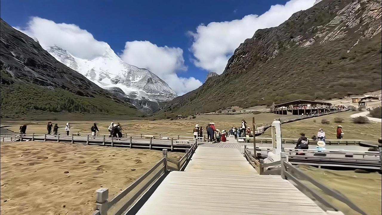 家人们，瞧瞧我在稻城亚丁拍到的绝美天空之境！稻城亚丁景区海拔超4700米，游览此