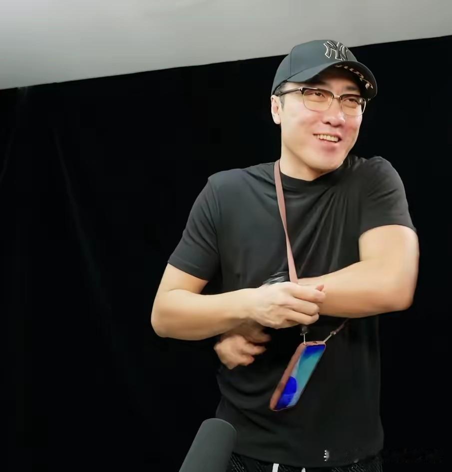 苹果手机这400多块钱的挂绳，被罗永浩和王自如狠狠的吐槽了。
罗永浩说跟抢钱没什