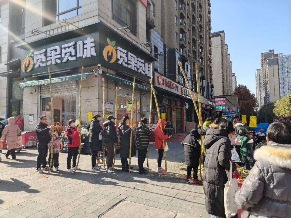 甘蔗这么好吃嘛，大冷天在这排队[笑cry]  