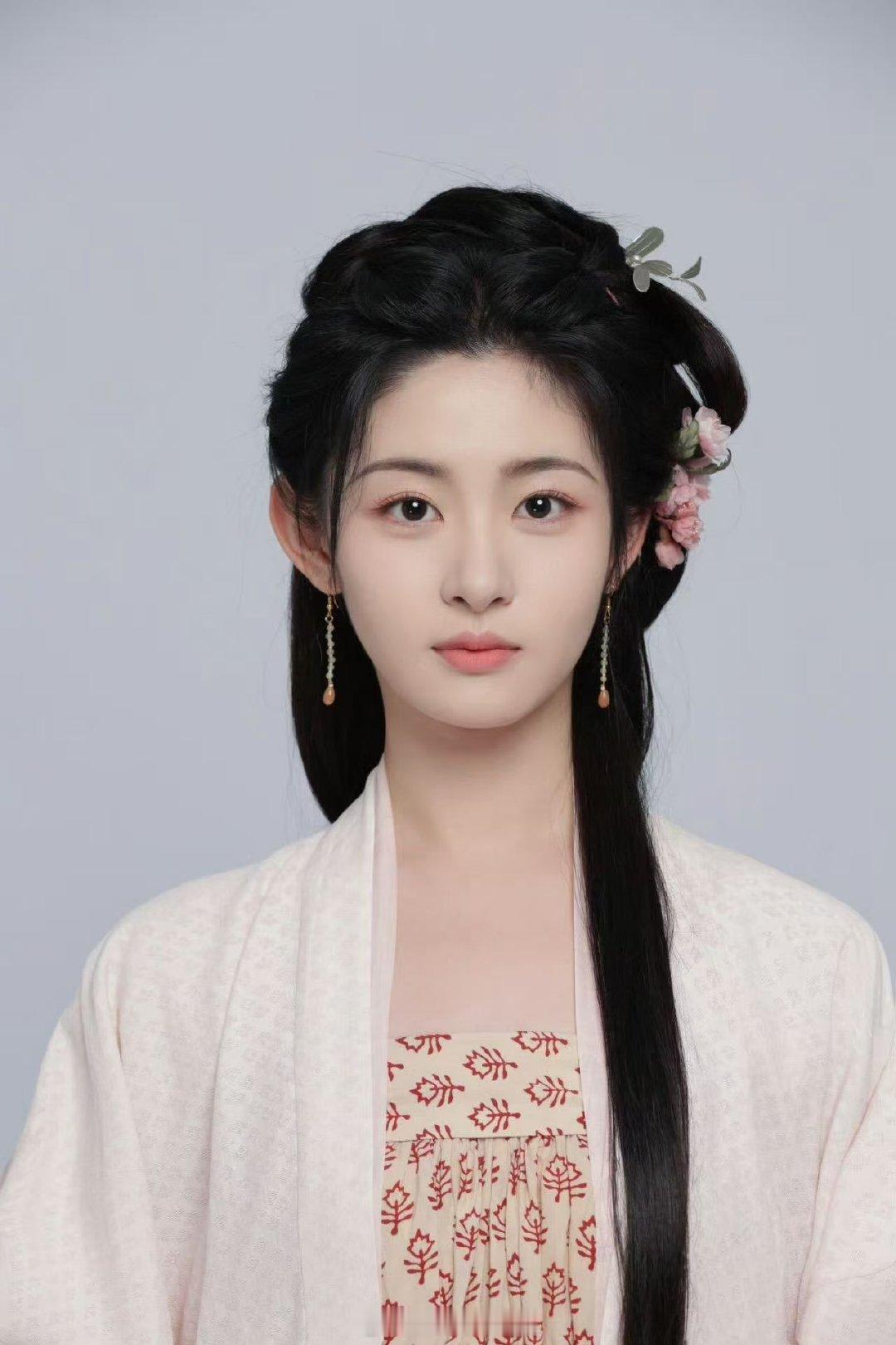 大孤山偶遇赵晴网友大孤山偶遇赵晴网友大孤山偶遇赵晴，这是纯素颜啊！有一说一素颜也