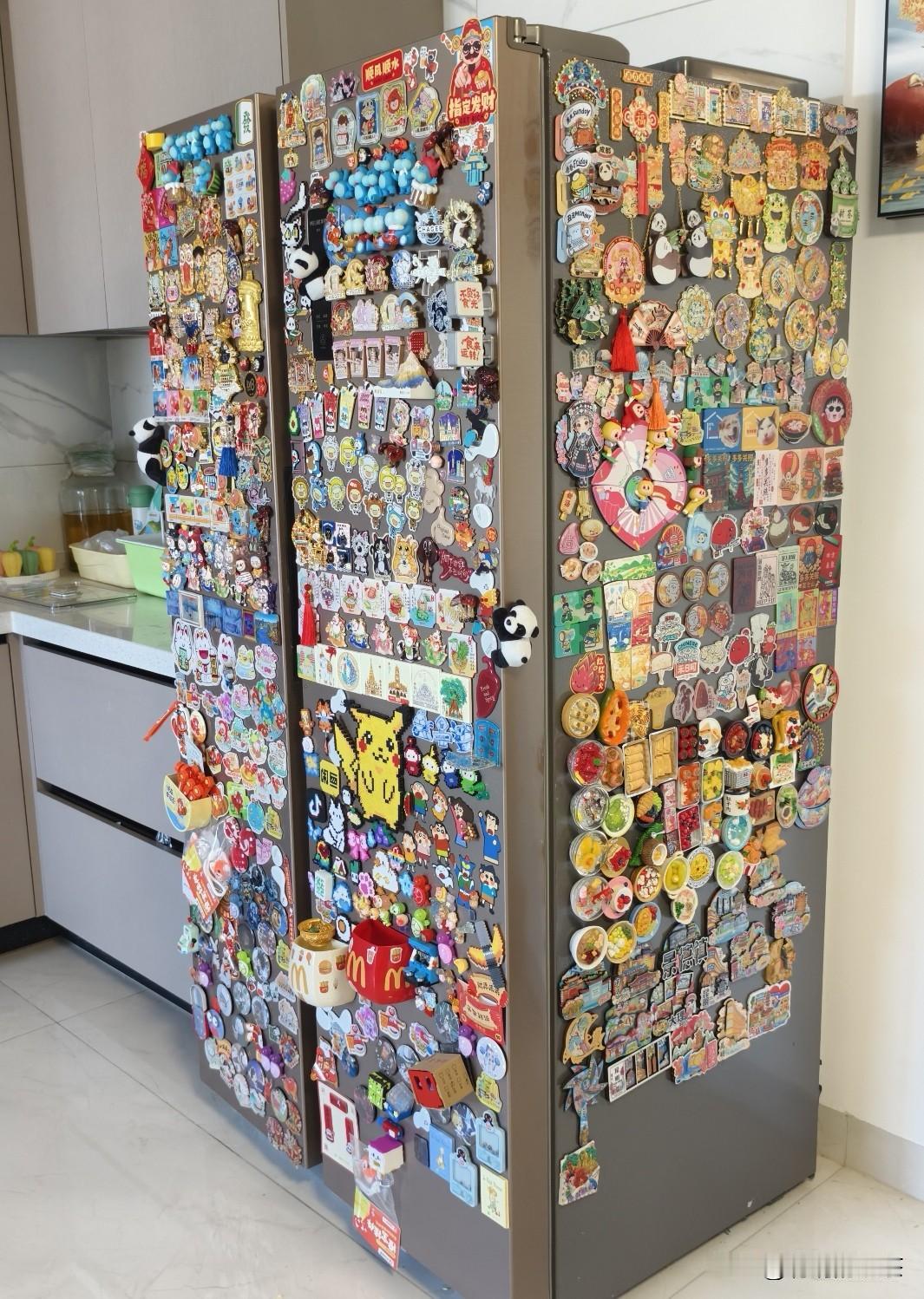 熊孩子干的好事，谁家冰箱粘这么多冰箱贴？求同款！