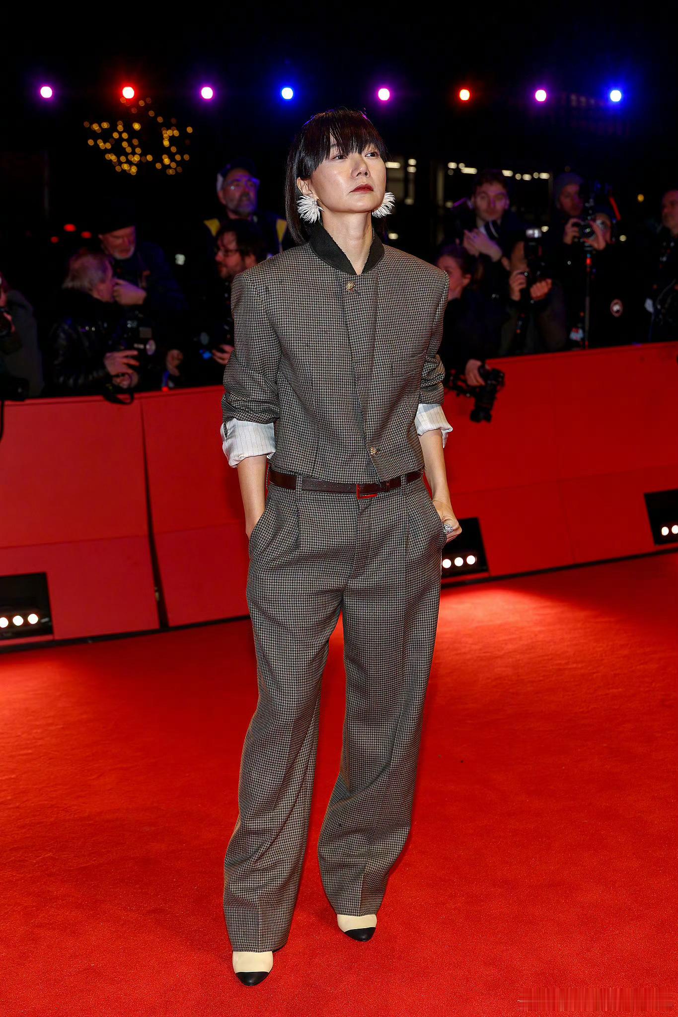 斐斗娜柏林电影节红毯造型来自Chanel的新季，她是继李英爱、全度妍之后第三位担