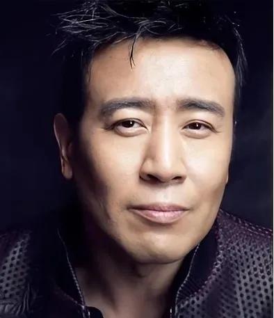 1996年，于和伟喝醉后想从南京长江大桥跳下一死了之，可没想到，女朋友宋林静知道