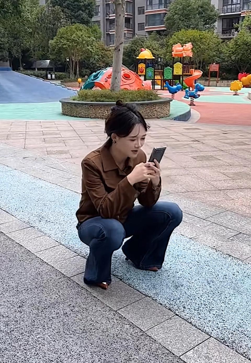 蹲在游乐场，沉浸式刷手机的快乐