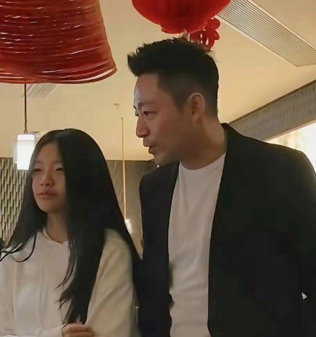 大S女儿小玥儿，简直‎‎跟大S一个模子刻出‎来的，‎⁠走在汪小菲身⁠‏‏边，﻿‏