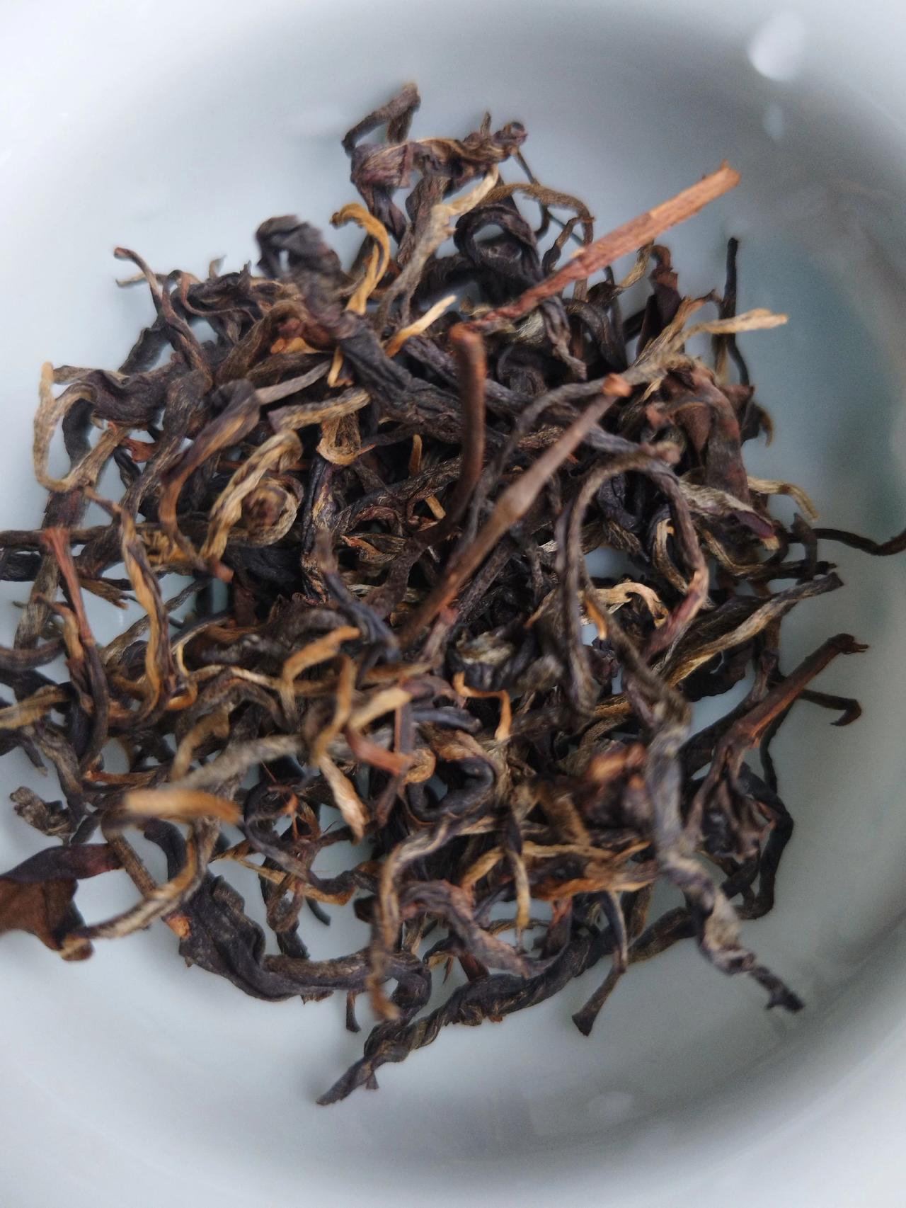 喝着景迈山晒红茶，边品茶边看雨，把‘品、看、躺’（哦不，是品、看、白？原句是款白