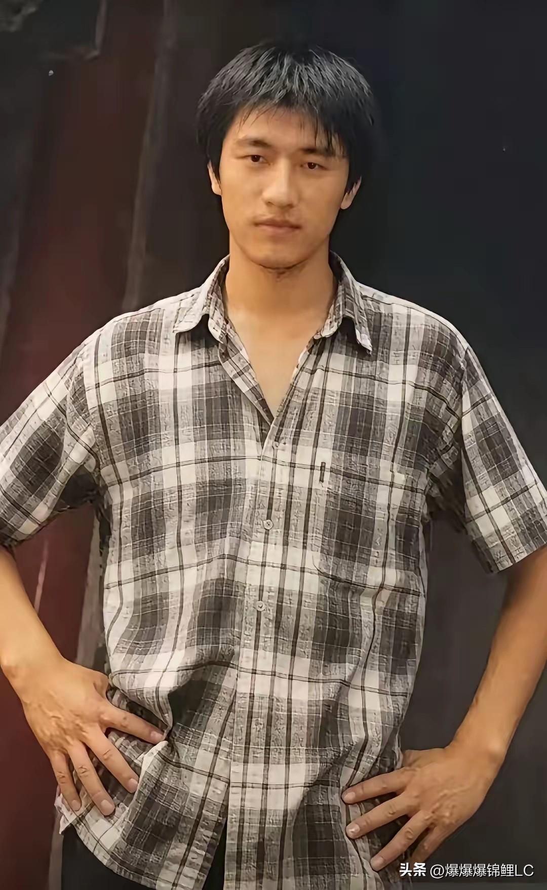 张雪峰大学旧照一爆出来，我看网上挺多人都炸锅了。讲真的，这哪是咱们认识的那个天天