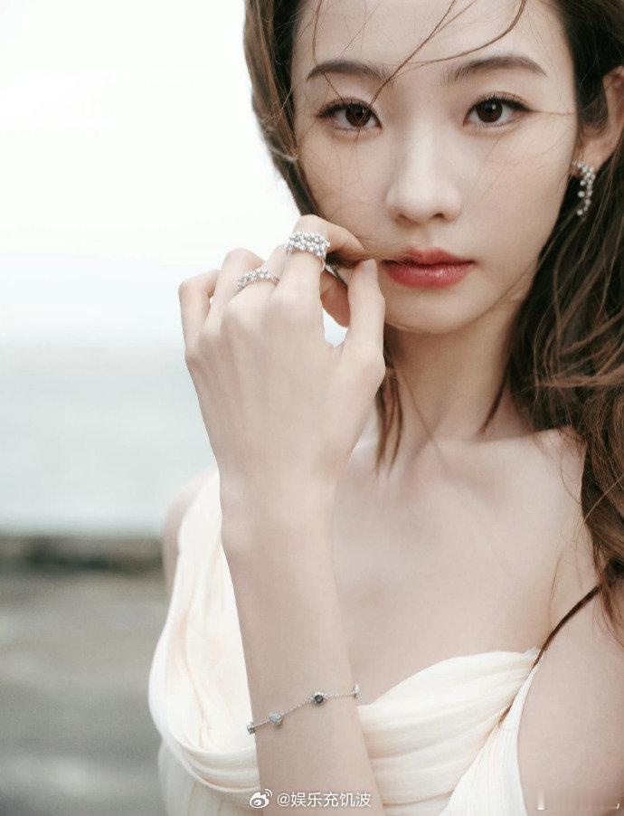 张艺凡说我脸都没啦张艺凡下台后这小模样太逗啦！一个劲儿跟贺峻霖说“我脸都没啦”，