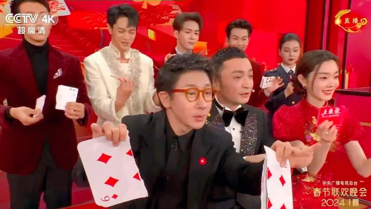 刘谦的魔术创造了春晚收视高峰，他带动现场的观众和荧幕前的亿万观众一起进入了沉浸式