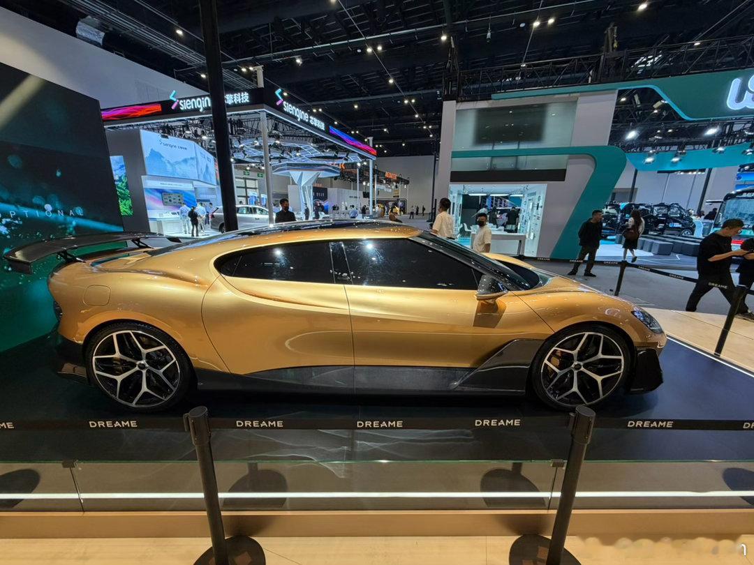 2026北京车展 追觅展台，哇…..好长啊！四个门！还飞飞！我有点找不到词儿，你