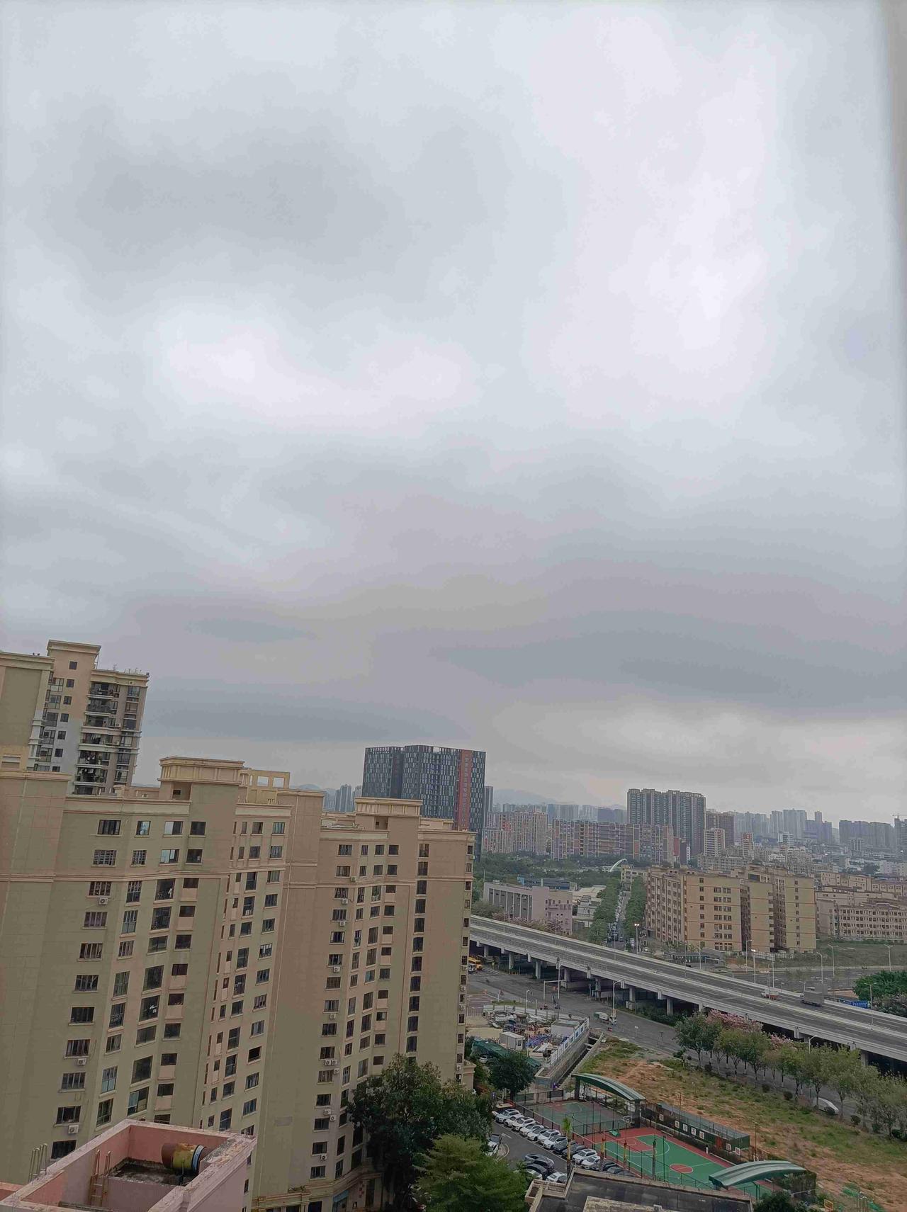 我的今日状态：😁轻松愉快
我这里的天气：☁️阴天深圳今日阴天，雷阵雨转多云，气