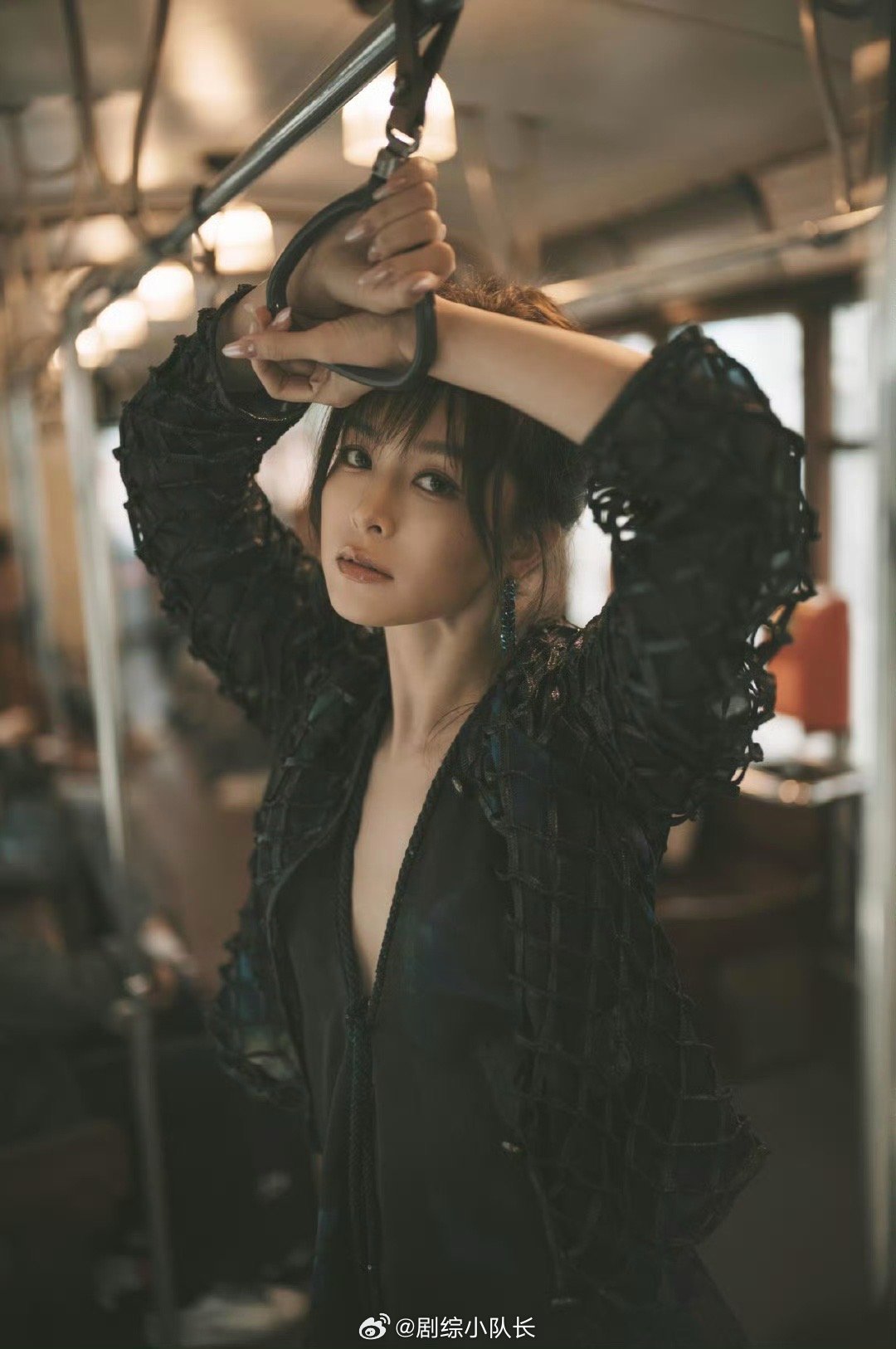 文咏珊 港女保养这一块 室外光怼脸拍还能美成这样，文咏珊的皮肤状态太绝了！紧致有