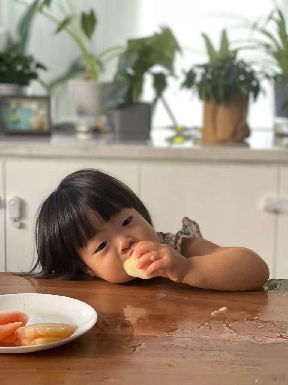 昨天小陈跟我说妹很喜欢水蜜桃我听到就不打算再吃了像是一种本能…她从小就爱吃水蜜桃