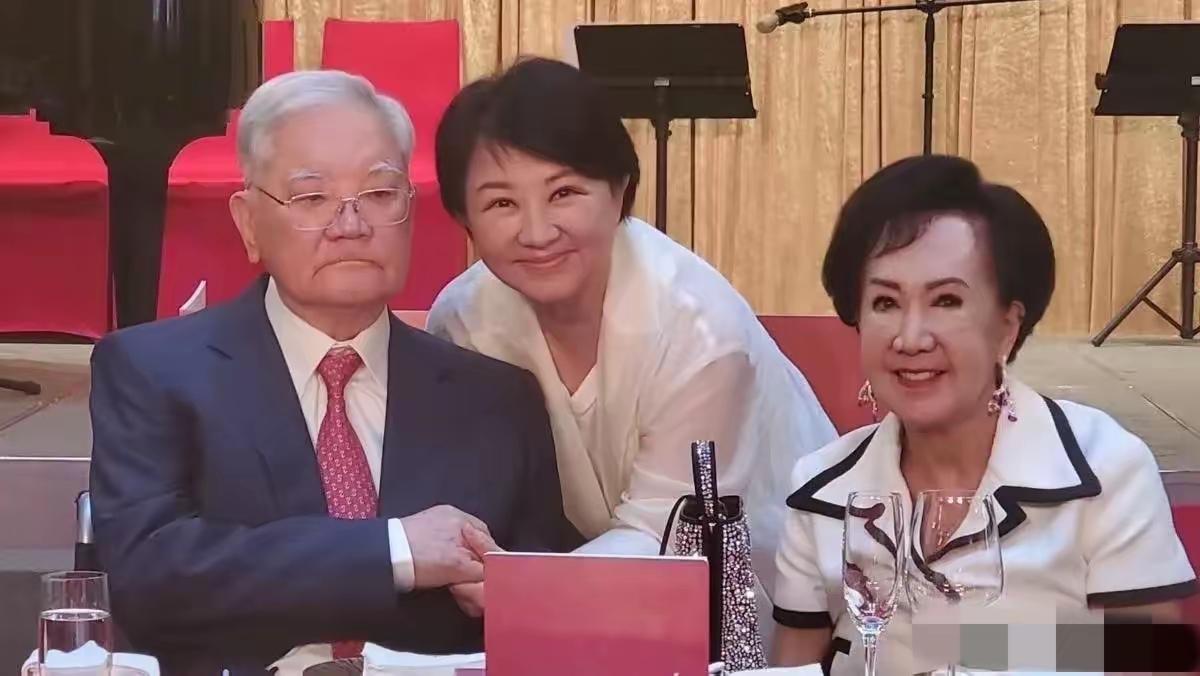 这是2024年连战夫妇举办钻石婚宴时
卢秀燕与国民党前主席妇女的合照
卢秀燕笑得
