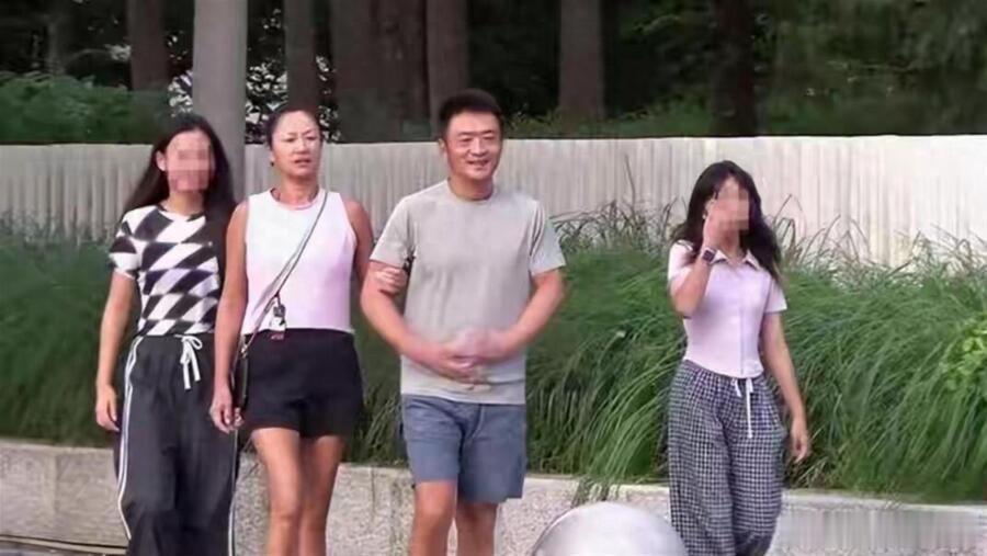 瞿颖机长老公正面照曝光！外形帅气出众，俩继女身材也惊艳众人 