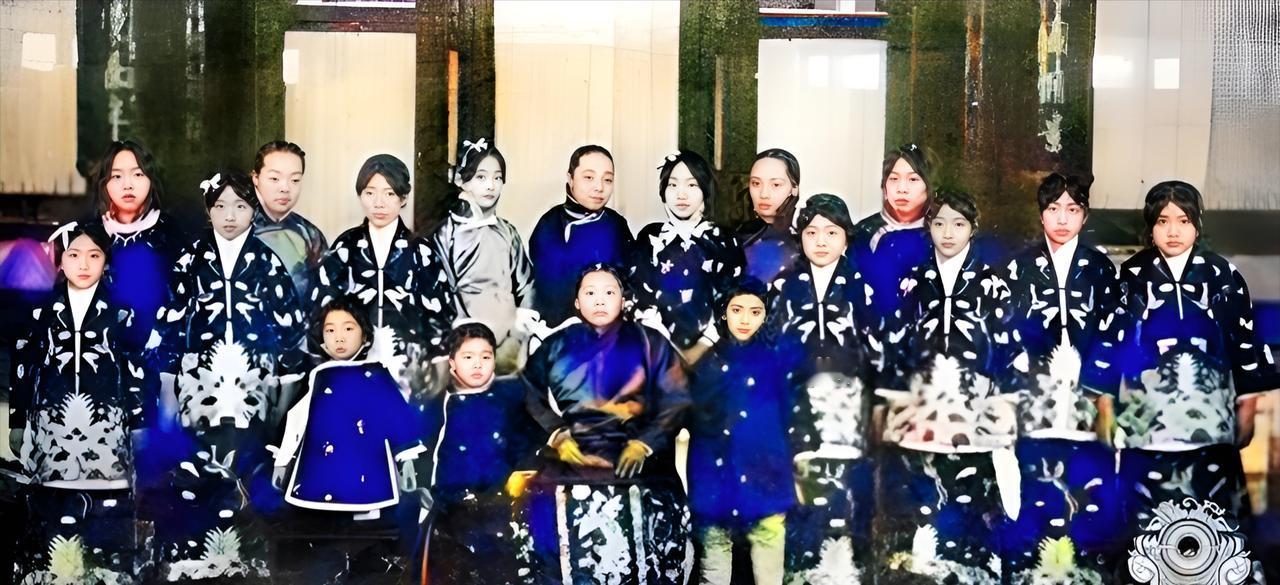 一天，轮到九夫人给袁世凯侍寝，结果还没有到时间，袁世凯就说：你搬回去吧，换别的人