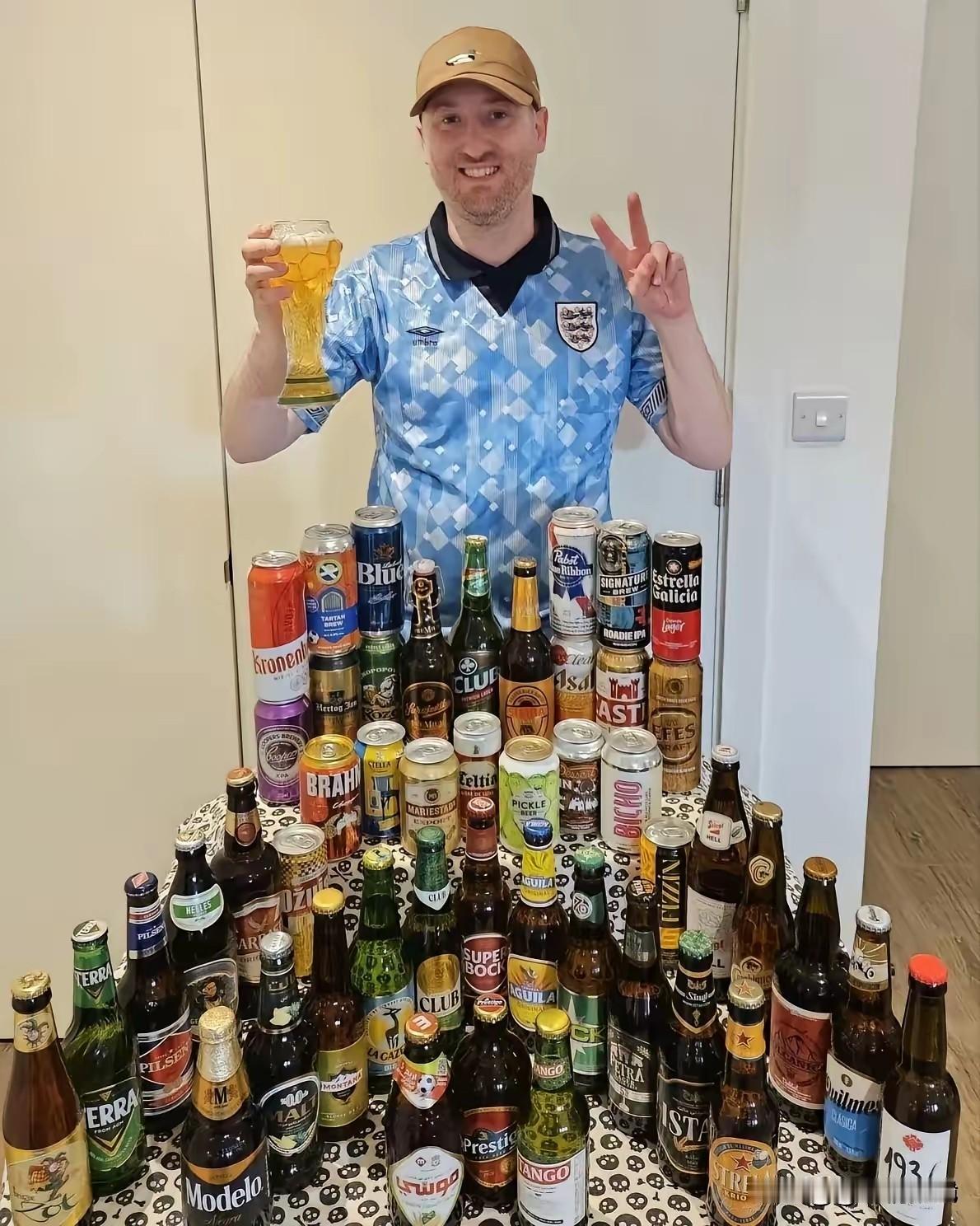一英格兰球迷突发奇想，买了参加世界杯的48个国家产的啤酒，准备每淘汰一支球队，就
