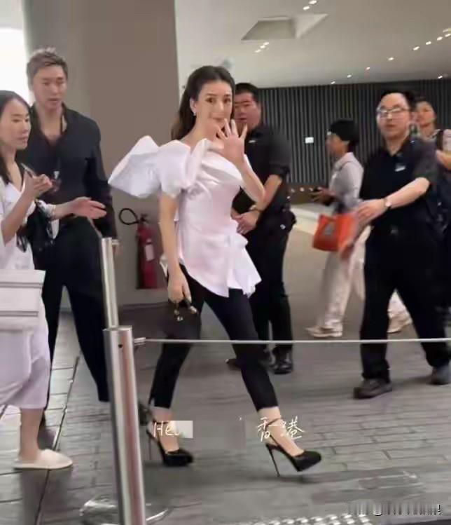 方媛是模特是时尚博主，但为什么我总感觉这身穿搭跟她的名片有点不符呢？

这鞋子真