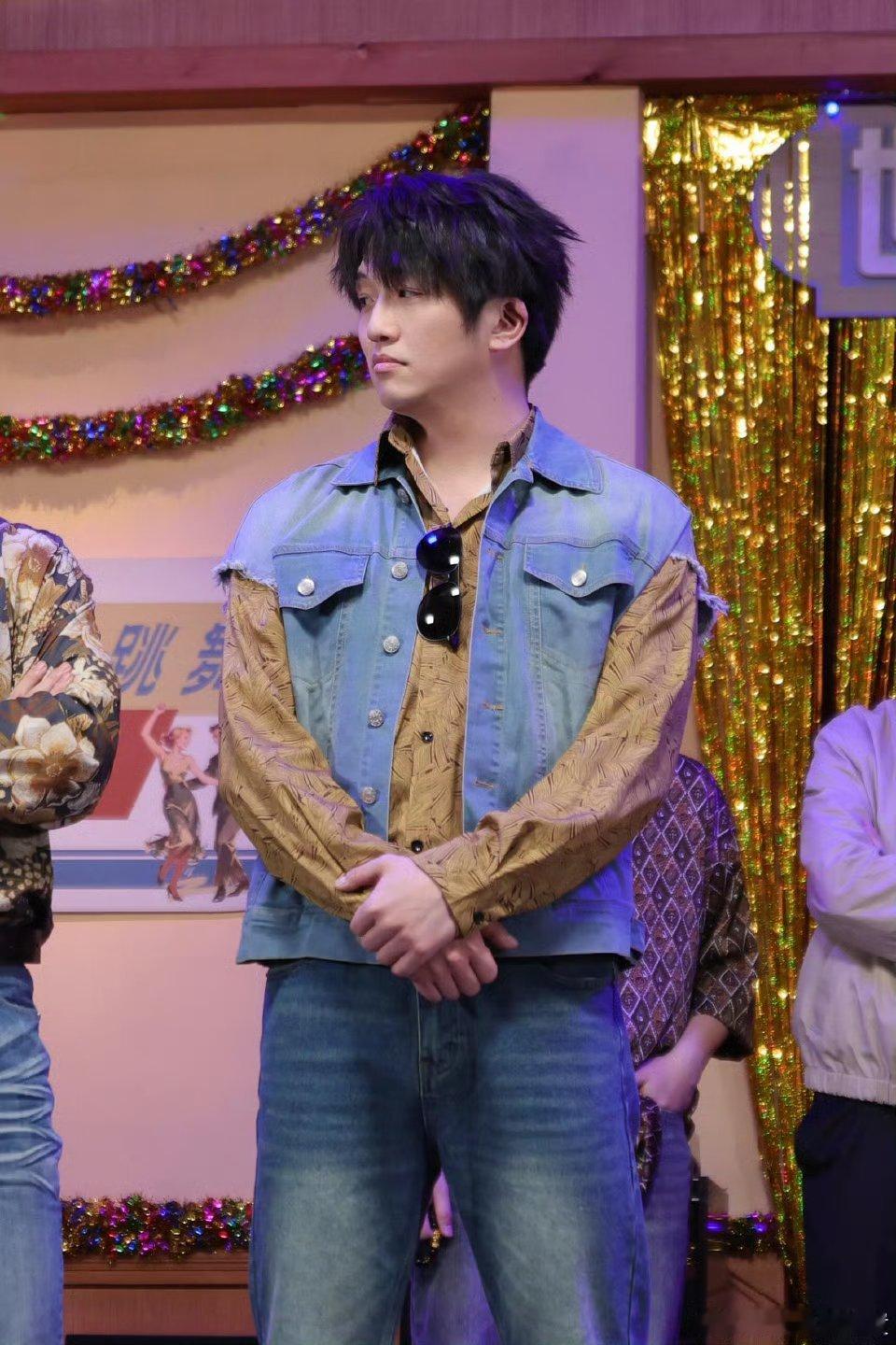   刘同的笑声感染力超强，看他的节目就是快乐源泉！太欢乐了我看的嘎嘎乐呢哈哈哈哈