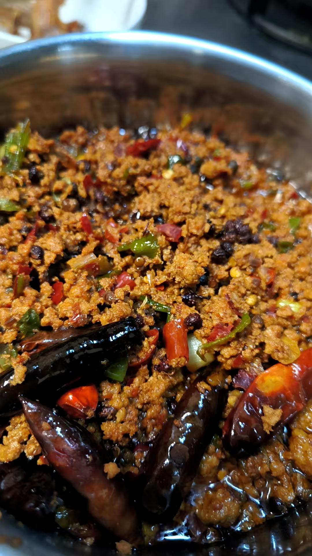 香的灵魂出窍——滋啦啦，醋香和辣子香腾然而起

春天还藏在土里，
却被我连根拔起