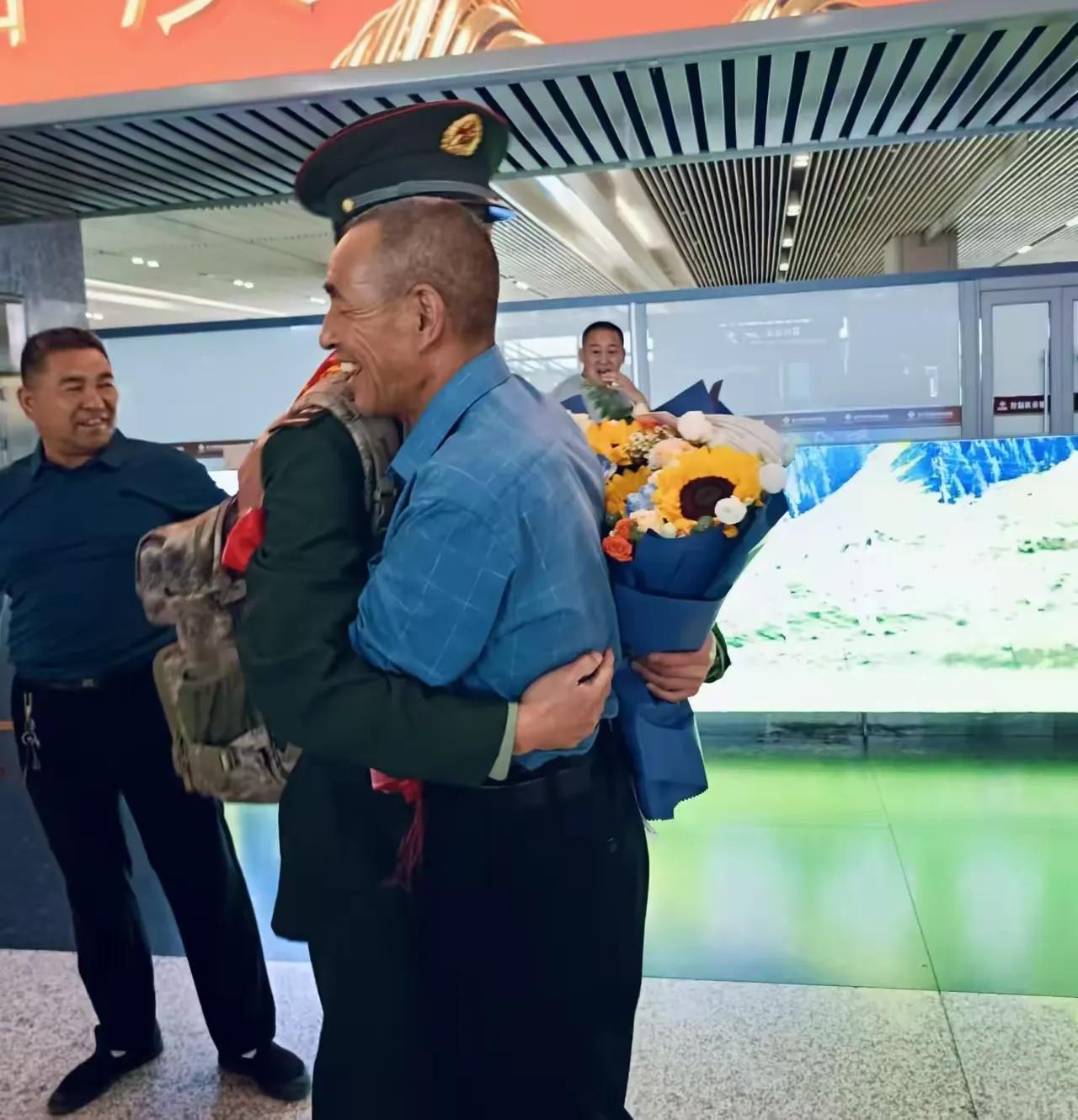 退伍小伙刚上飞机，发现邻座竟是老爸：一句“爸你怎么也在这”看哭无数人。

小伙子