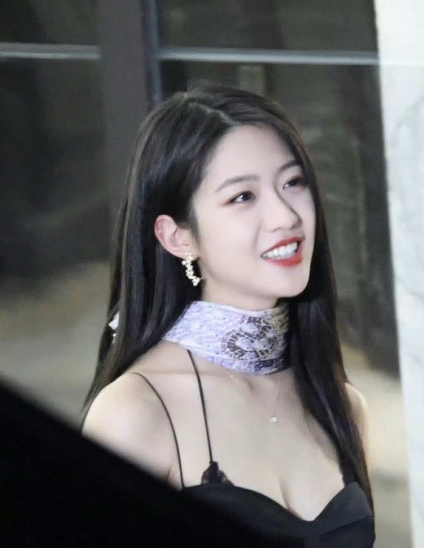 真的会被向涵之狠狠戳中！又年轻又有气质，身材比例绝了，整个人又灵又美，完全长在审