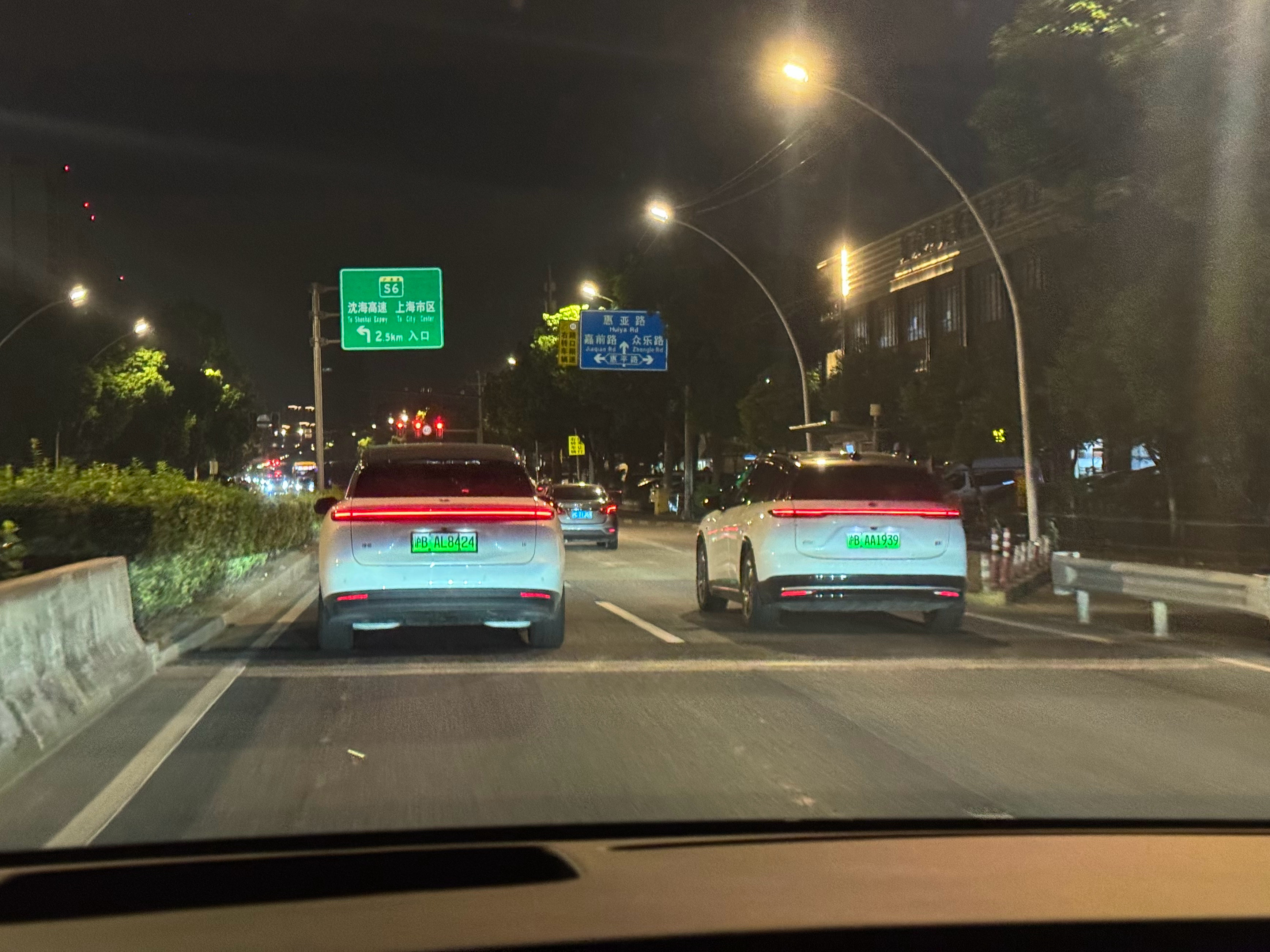 这两台车的正后面太像了吧？左理想 i6，右蔚来 ​​​