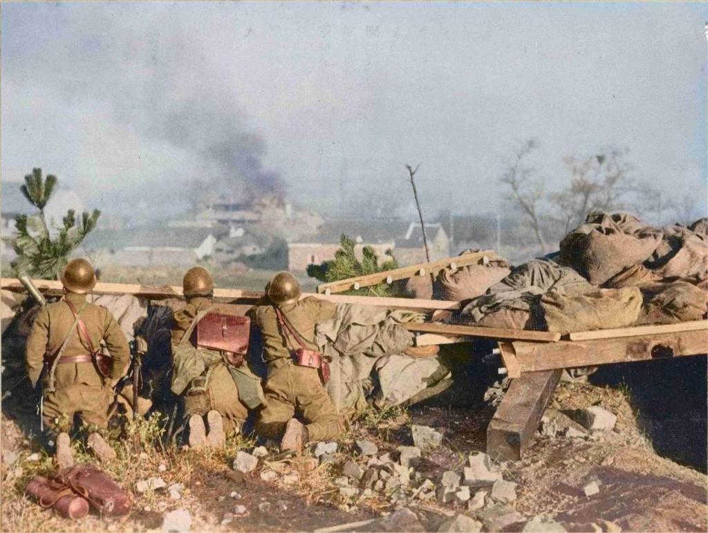 1937年12月的南京，硝烟弥漫，火光冲天。一张定格在光华门城门上的老照片，记录