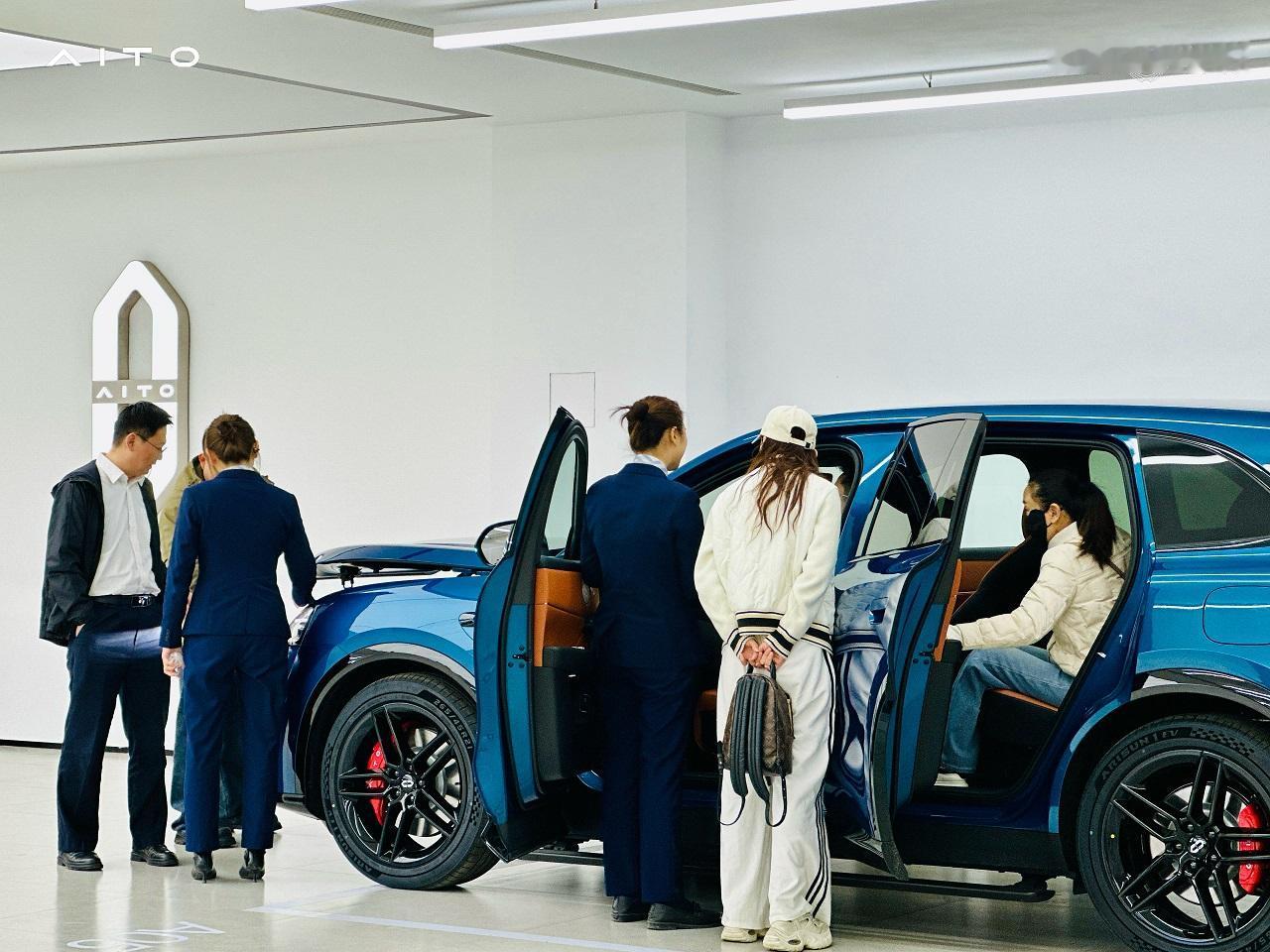 年轻人的第一台“王牌”SUV？问界M6预售爆单，24小时60000台！
谁说年轻