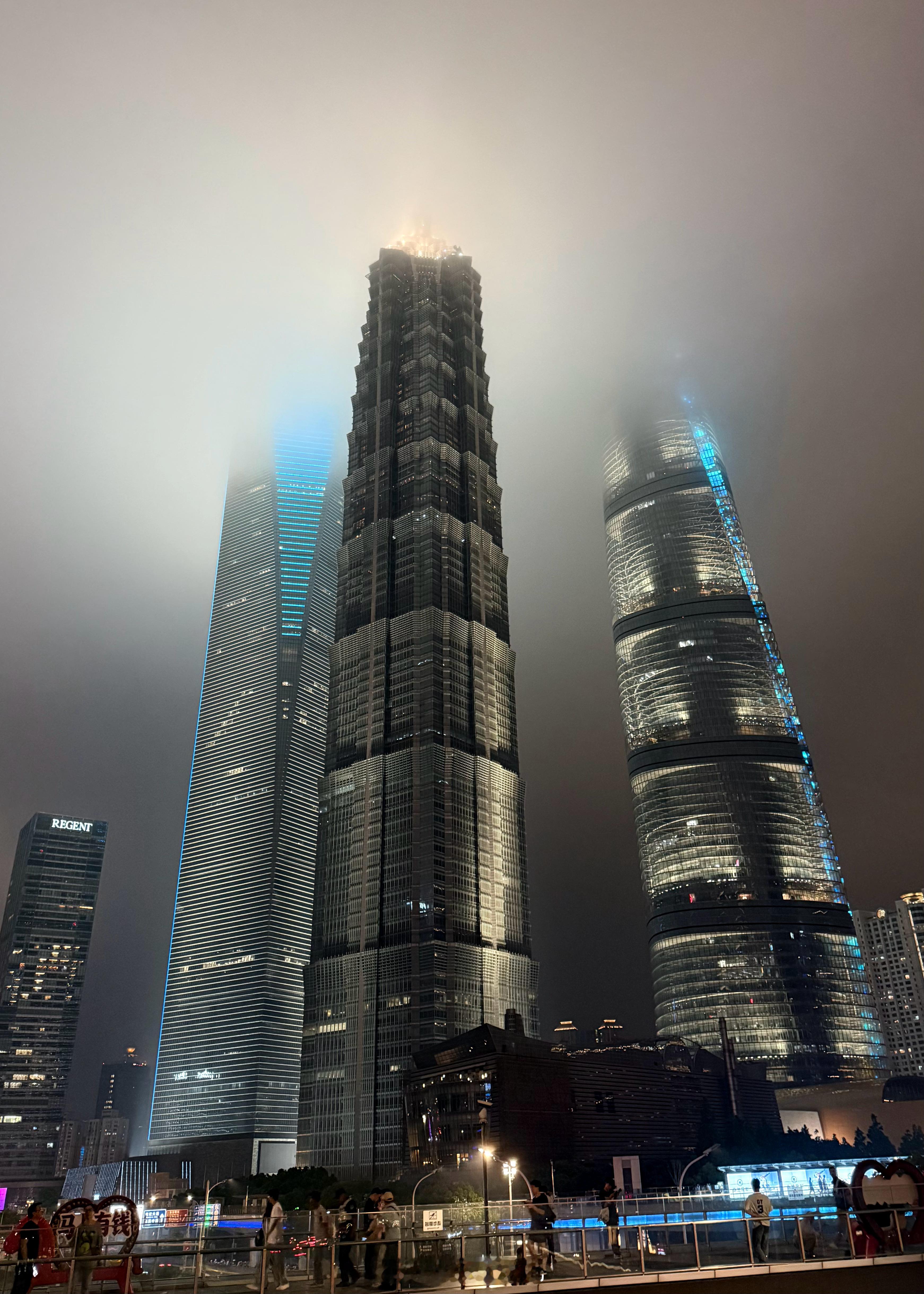 来这么多次上海还是第一次拍陆家嘴最近的天气瞎溜达溜达好舒服 