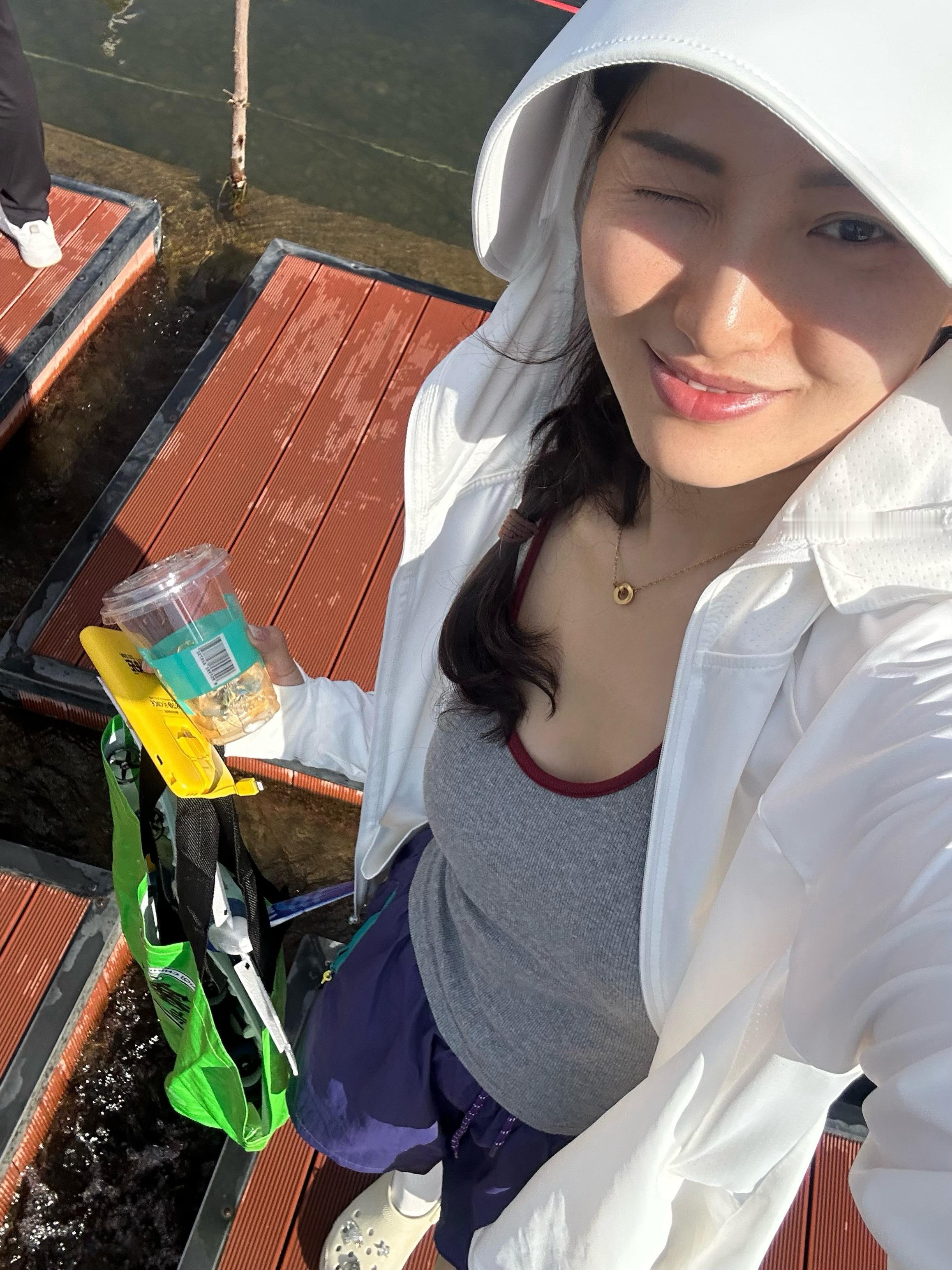 写在结尾：我很爱女儿 我和她单独呆在一起的时候 我会很治愈  微黄的灯光 我给她
