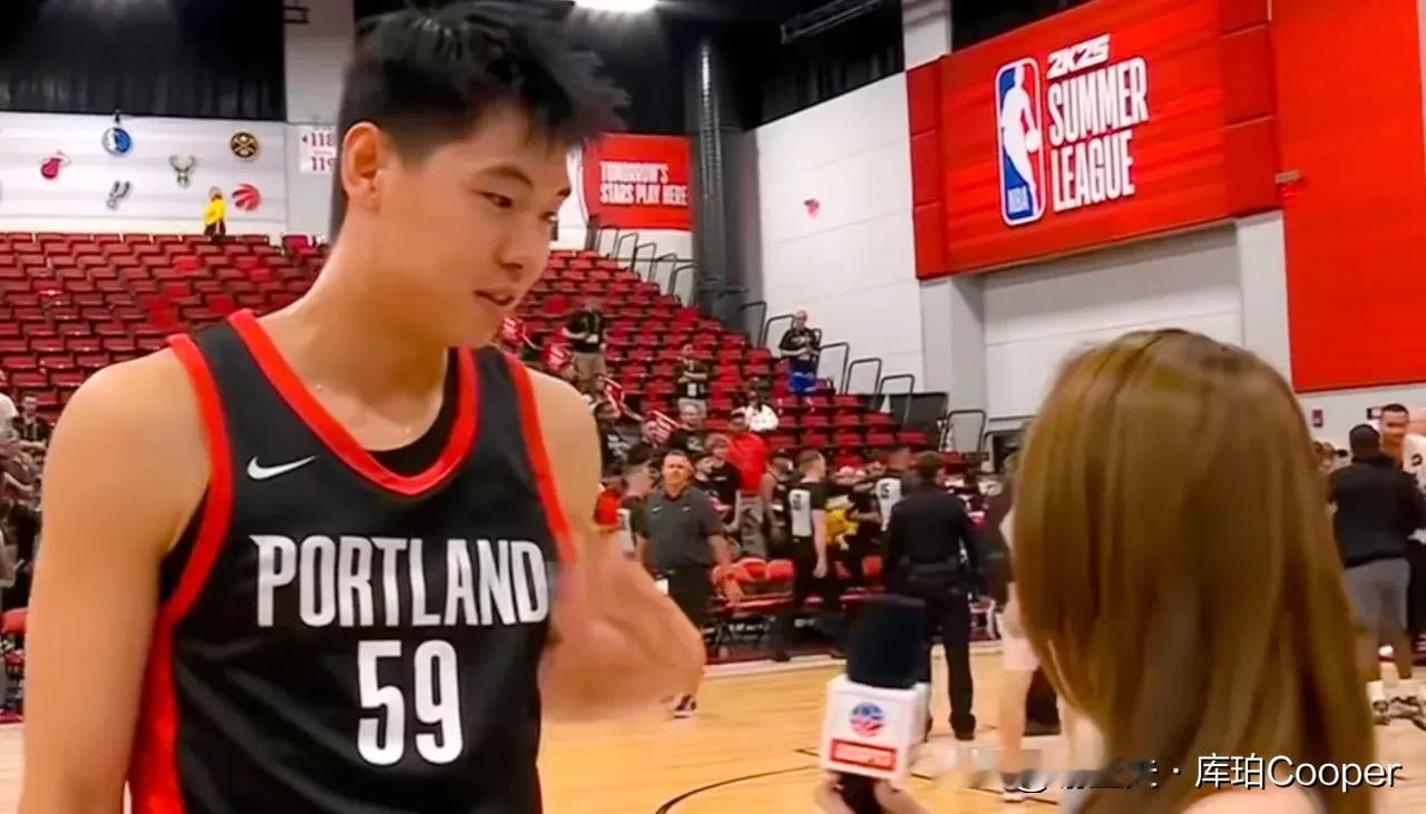 崔永熙在垃圾时间登场，现场播报员喊出“Jacky Cui”的名字，nba夏季联赛