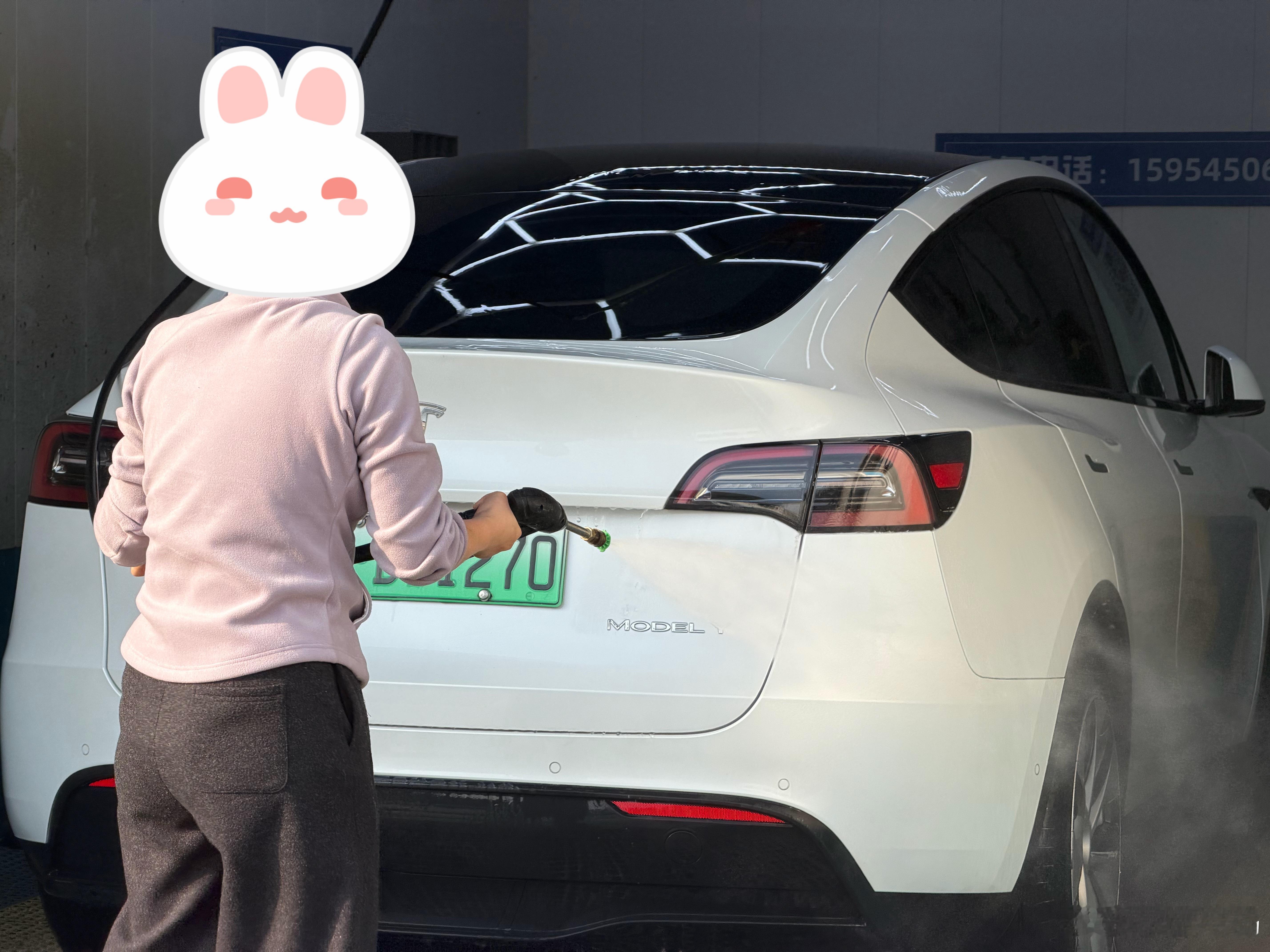 春节假期第1天过年前把车刷一下，自助洗车10块搞定。一开始我对象在旁边看我刷，我