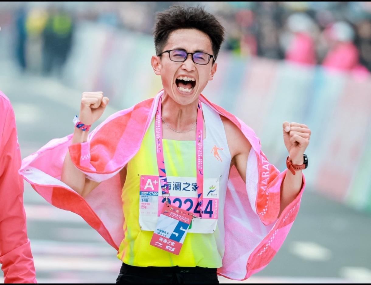 看完洪跃兄弟，瞬间觉得中国马拉松未来可期。
草根大神洪跃全马2:08，半马62分