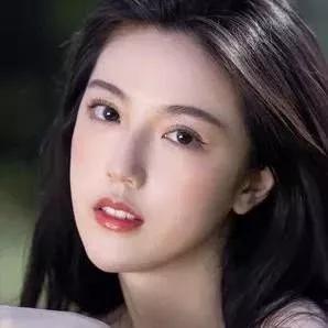 清新自然的美少女，仿佛沐浴在阳光下。自然清新美少女 阳光白裙少女 温柔美少女 自